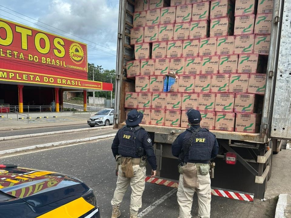 Caminhão com quase 500 mil maços de cigarros contrabandeados é apreendido em Teresina.