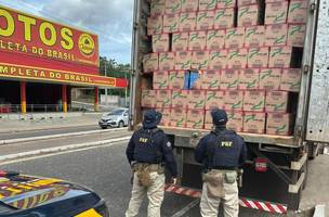 Caminhão com quase 500 mil maços de cigarros contrabandeados é apreendido em Teresina. (Foto: Reprodução/ PRF)