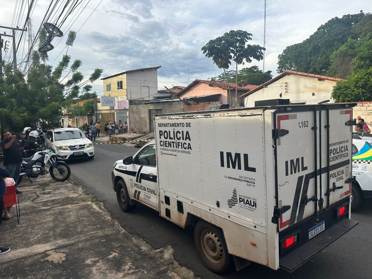 Homem é encontrado sem vida após horas dentro de veículo em Teresina
