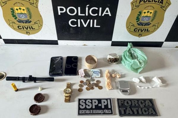 Operação contra tráfico apreende crack, cocaína e animais em cativeiro.