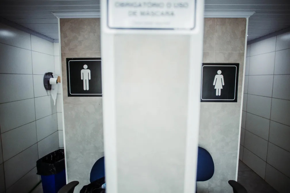 Câmara aprova projeto que restringe uso de banheiros femininos por mulheres trans.