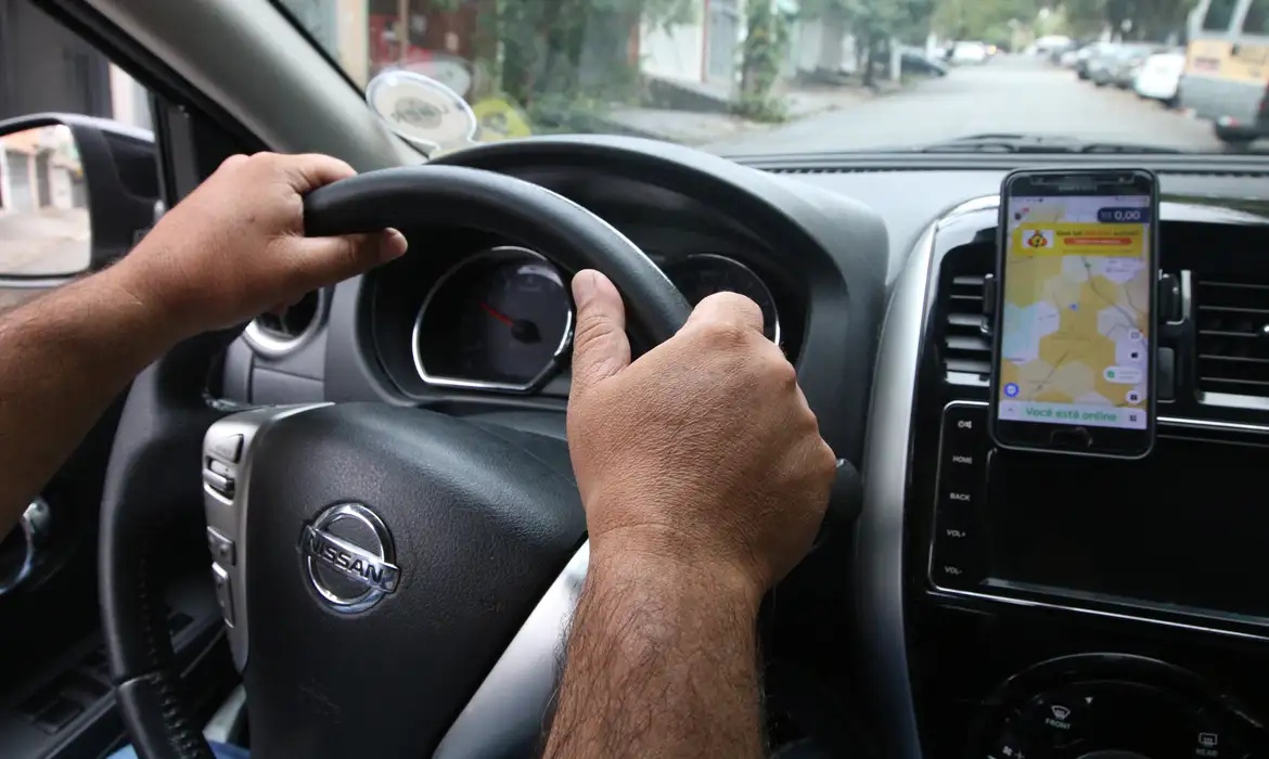 Custos de motoristas de aplicativo passam de R$ 5 mil por mês, aponta estudo.