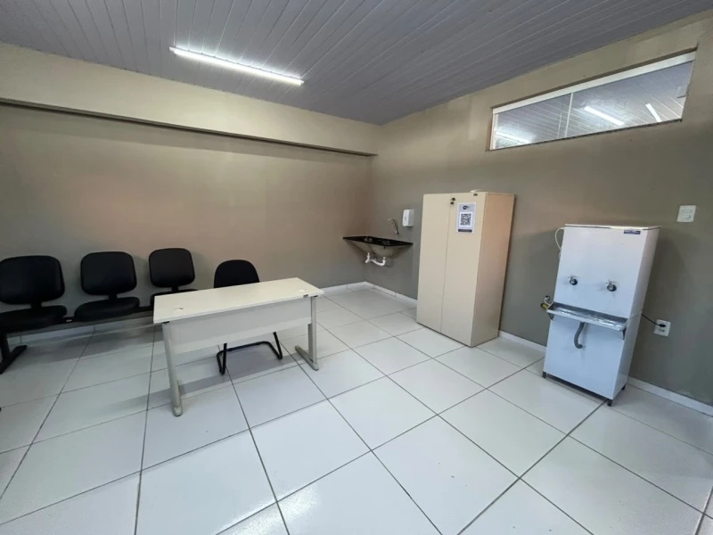 Espaço oferece banheiro, internet, bebedouro, área de descanso e carregadores para celulares.