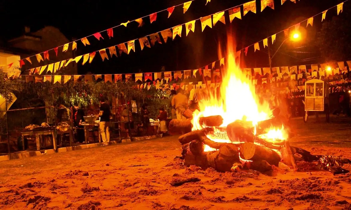 Festas juninas exigem cuidados para evitar queimaduras com fogos e fogueiras.