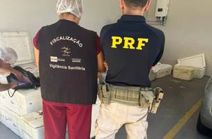 Fiscalização apreende 650 kg de queijo, peixe e camarão. (Foto: Divulgação/ PRF)