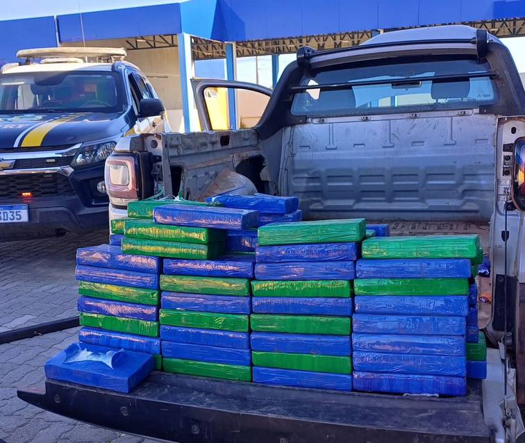 PRF encontra 135 kg de cocaína escondidos em carro em Parnaíba