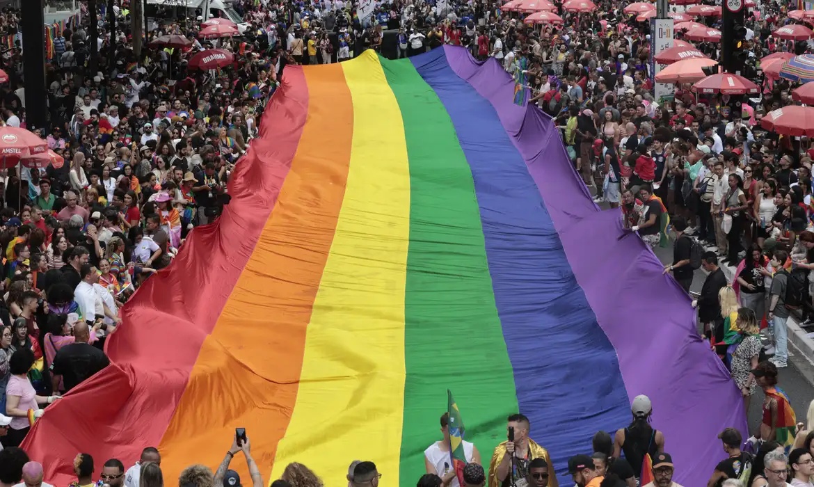 Mês do orgulho LGBTQIAPN+: entenda os impactos na saúde mental.