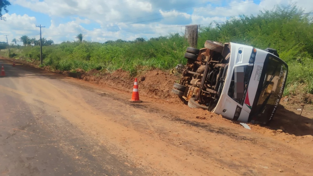 Van tomba em rodovia no interior do Piauí e deixa nove passageiros feridos.
