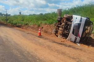Van tomba em rodovia no interior do Piauí e deixa nove passageiros feridos. (Foto: Reprodução/ Internet)