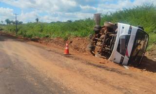 Van tomba em rodovia no interior do Piauí e deixa nove passageiros feridos