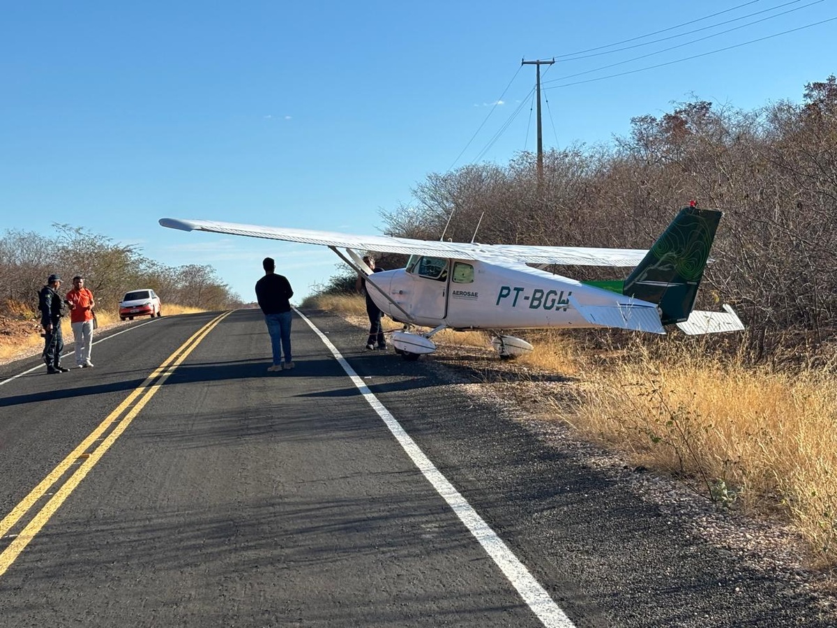 Avião faz pouso de emergência em rodovia no interior do Piauí.