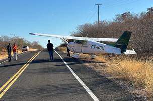 Avião faz pouso de emergência em rodovia no interior do Piauí. (Foto: Reprodução/ Internet)