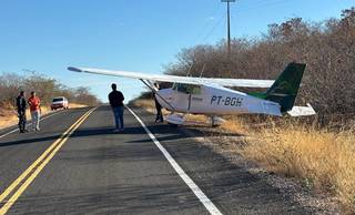 Avião faz pouso de emergência em rodovia no interior do Piauí após pane Avião faz pouso de emergência em rodovia no interior do Piauí após pane