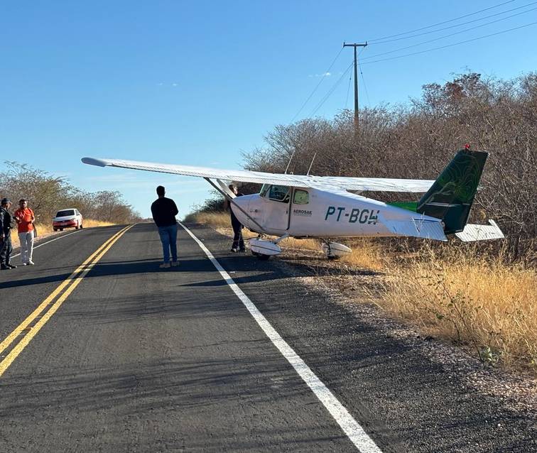 Avião faz pouso de emergência em rodovia no interior do Piauí após pane