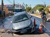 Carro cai em cratera após asfalto ceder em avenida de Teresina