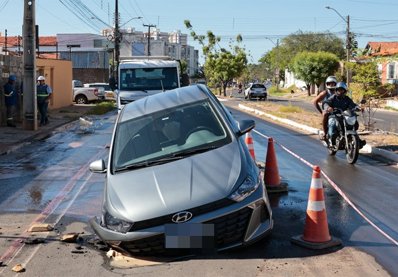 Carro cai em cratera após asfalto ceder em avenida de Teresina.