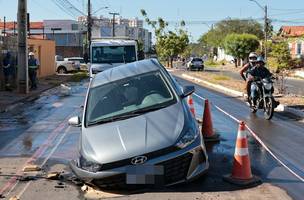 Carro cai em cratera após asfalto ceder em avenida de Teresina. (Foto: Reprodução/ Internet)