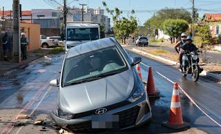 Carro cai em cratera após asfalto ceder em avenida de Teresina Carro cai em cratera após asfalto ceder em avenida de Teresina