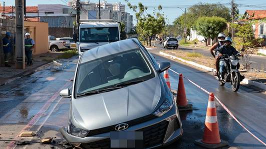 Carro cai em cratera após asfalto ceder em avenida de Teresina