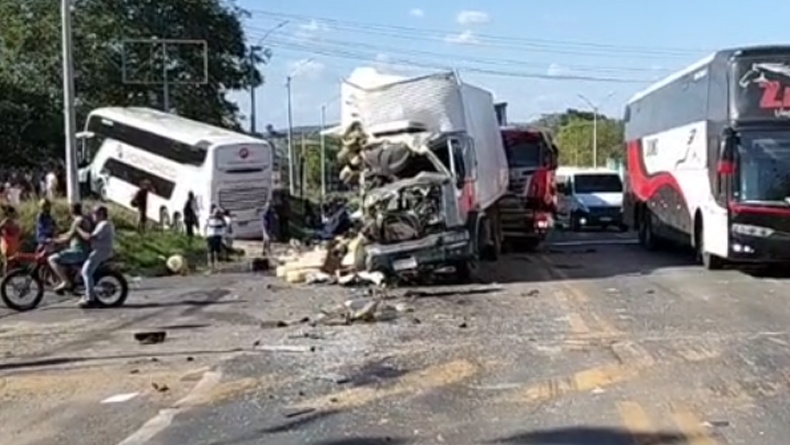 Colisão entre ônibus e caminhões deixa três pessoas feridas em Água Branca