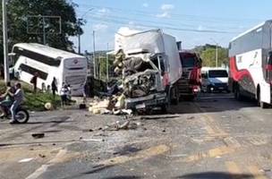 Colisão entre ônibus e caminhões deixa três pessoas feridas em Água Branca (Foto: Reprodução)