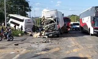 Colisão entre ônibus e dois caminhões deixa três feridos na BR-343
