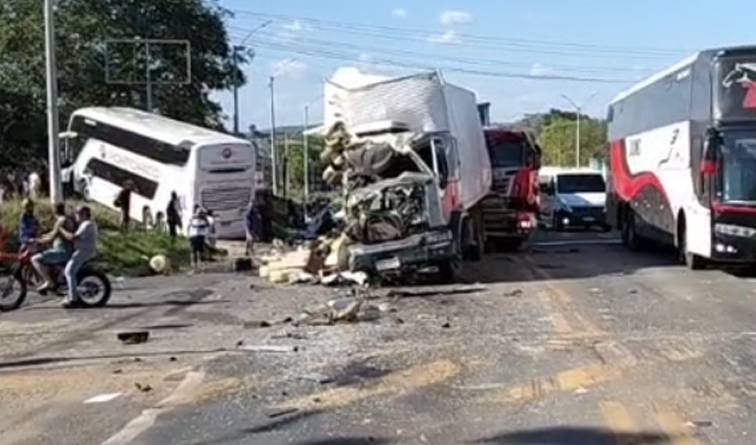 Colisão entre ônibus e dois caminhões deixa três feridos na BR-343