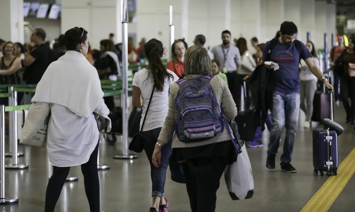 Férias: aeroporto orienta passageiros sobre regras de bagagem e documentação.