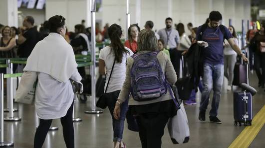 Férias: aeroporto orienta passageiros sobre regras de bagagem e documentação