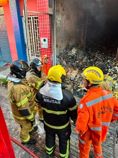 Incêndio atinge supermercado, destrói depósito e danifica apartamentos no Norte do Piauí.