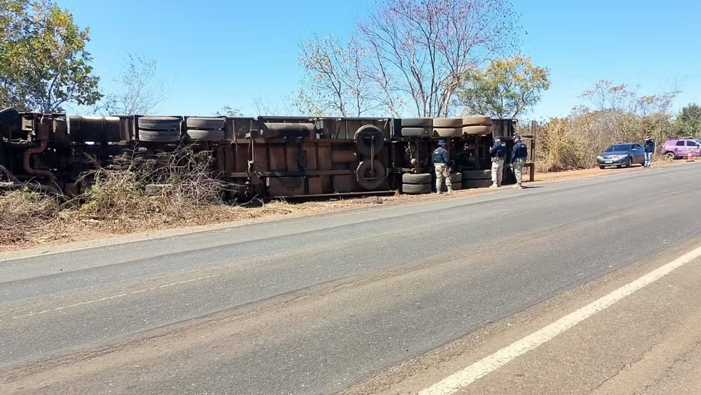 Motorista morre após carreta tombar em curva na BR-135, no Sul do Piauí.