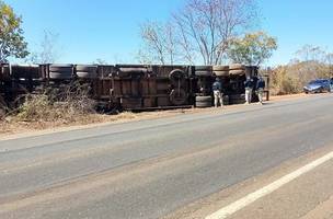 Motorista morre após carreta tombar em curva na BR-135, no Sul do Piauí. (Foto: Reprodução/ Internet)