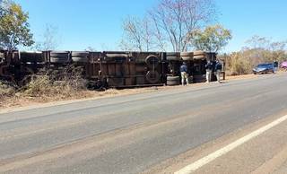 Motorista morre após carreta tombar em curva na BR-135, no Sul do Piauí