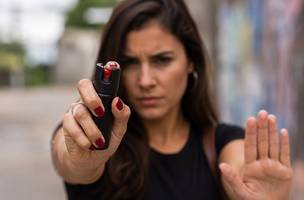 Senado aprova venda de spray de pimenta para mulheres. (Foto: IA/ Correio Piauiense)