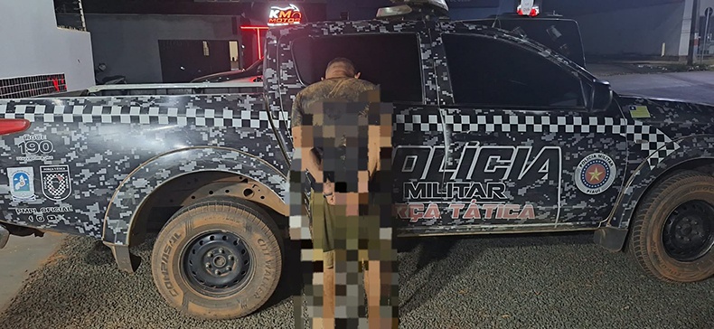 Durante a abordagem, os policiais apreenderam uma arma de fogo e outros materiais relacionados à ocorrência.