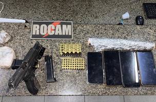 Homem é preso com pistola da PM do Maranhão, munições e drogas (Foto: Reprodução/PMPI)