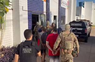 Suspeitos são conduzidos por policiais civis durante a operação em Teresina. (Foto: Ascom/SSP-PI)